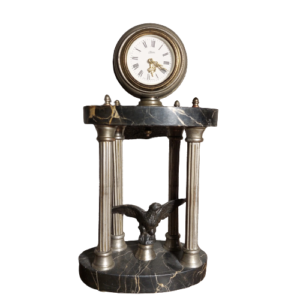 Orologio antico con scultura di aquila