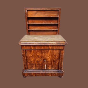 Credenza antica con piattaia a scomparsa