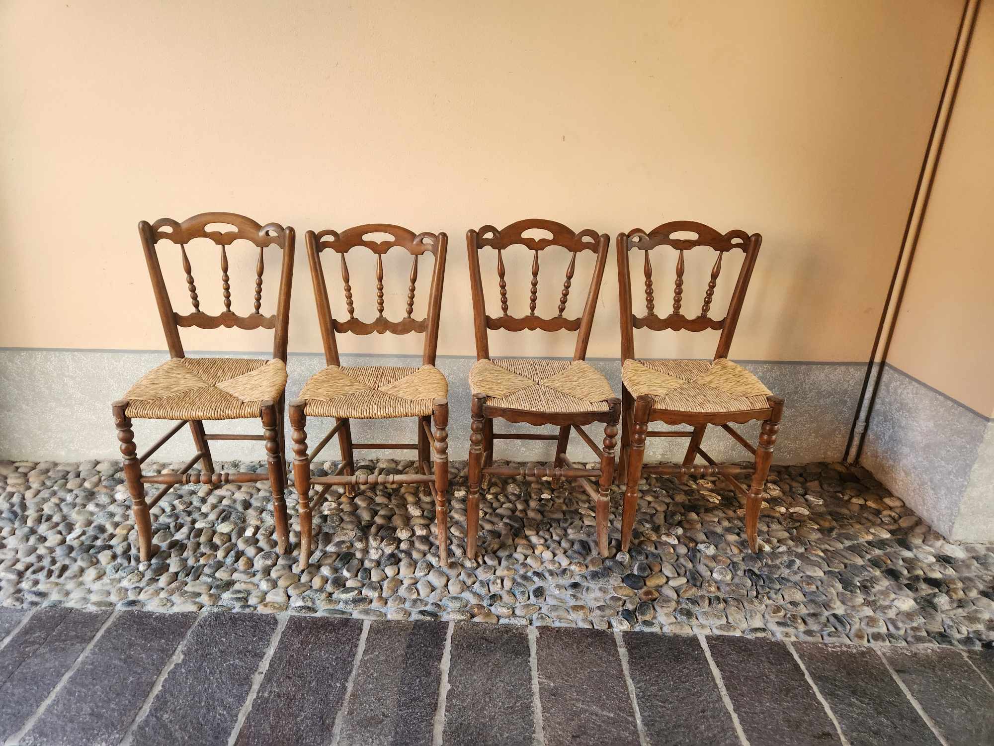 Sedie antiche rustiche - immagine 2