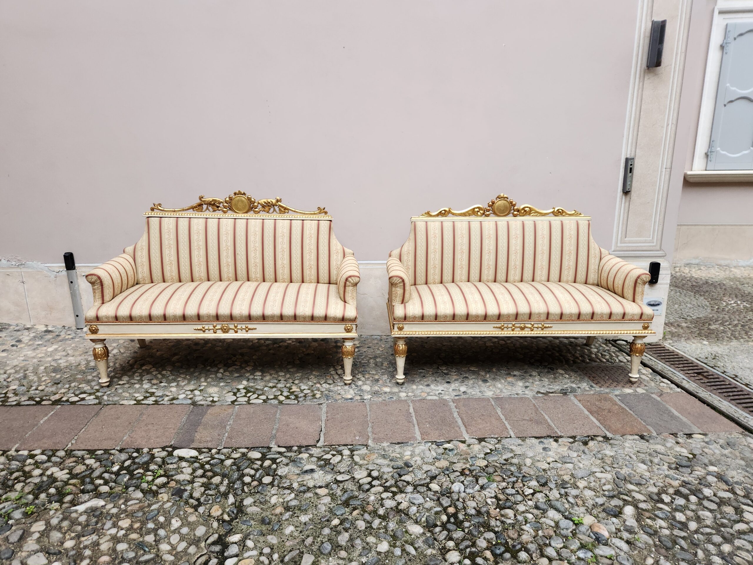 Coppia di divani antichi - immagine 3