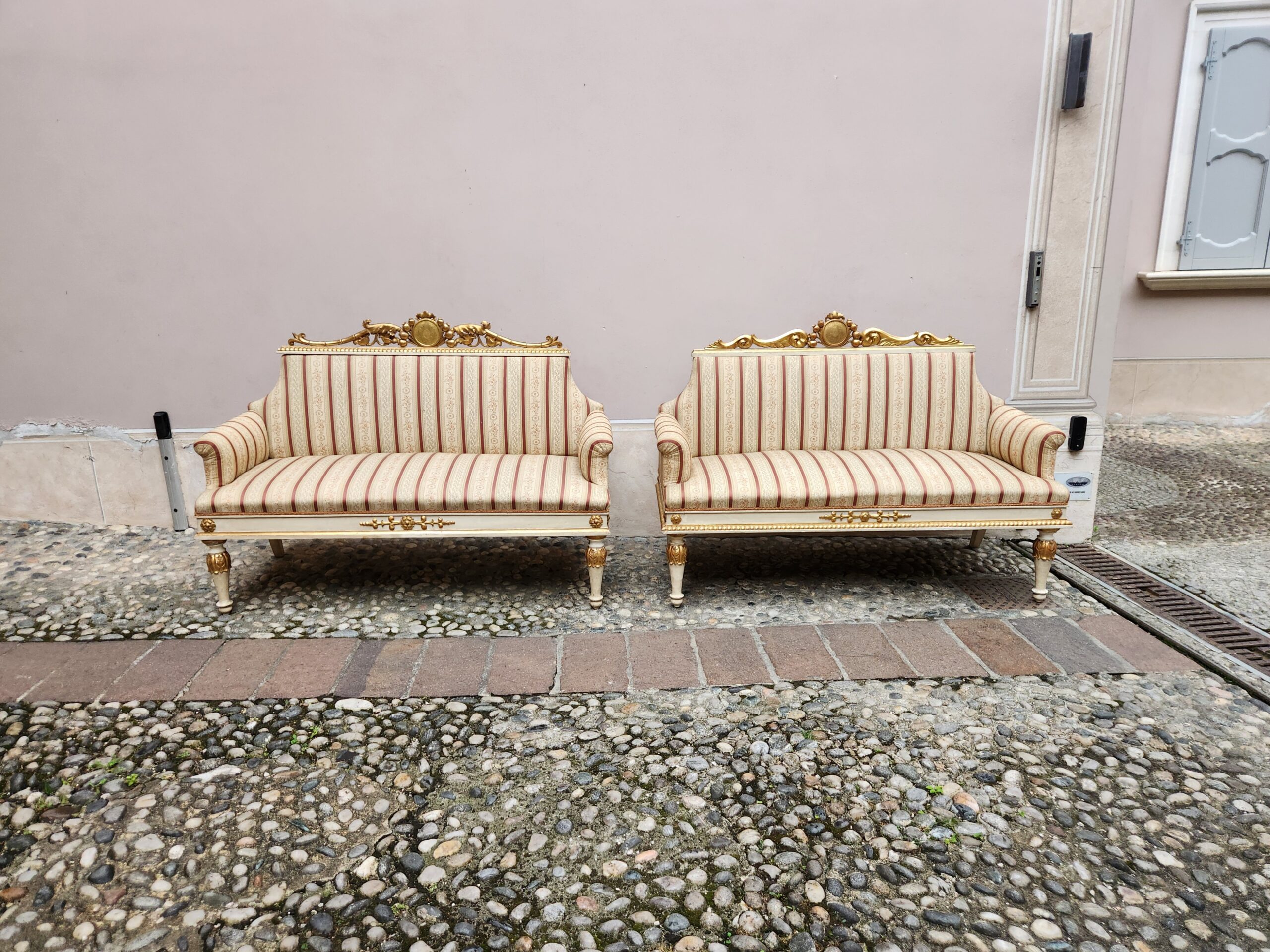 Coppia di divani antichi - immagine 16