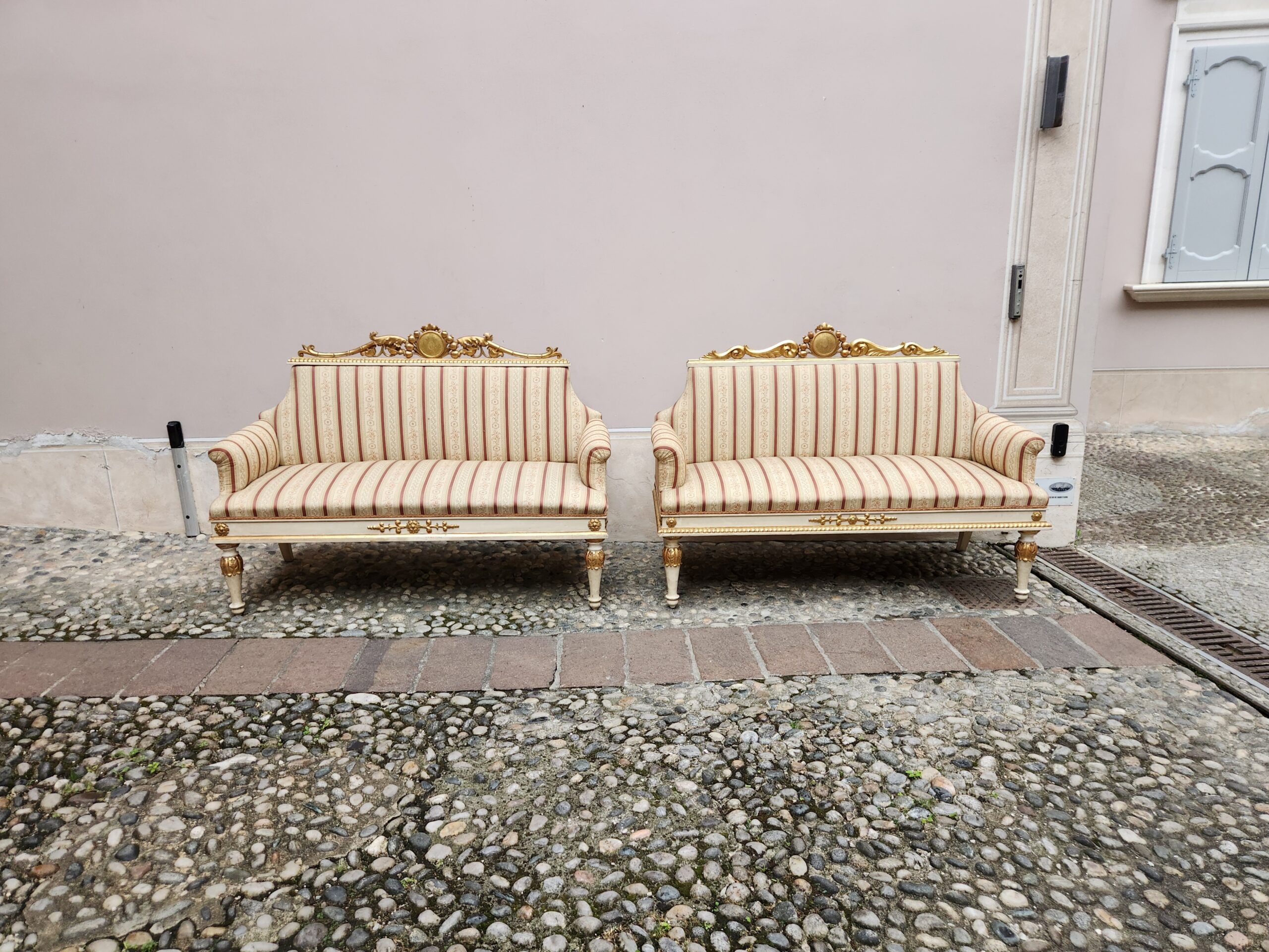 Coppia di divani antichi - immagine 2