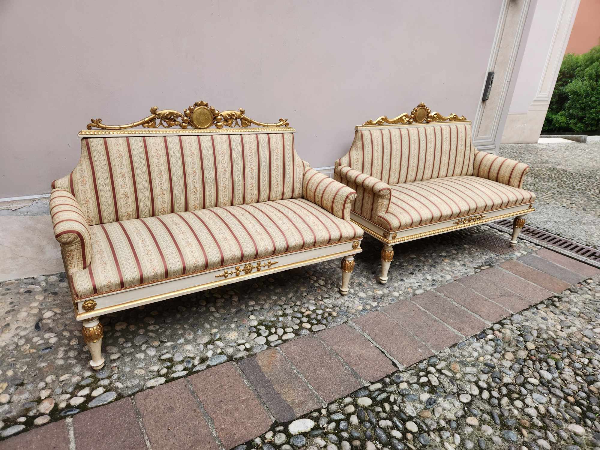 Coppia di divani antichi - immagine 10